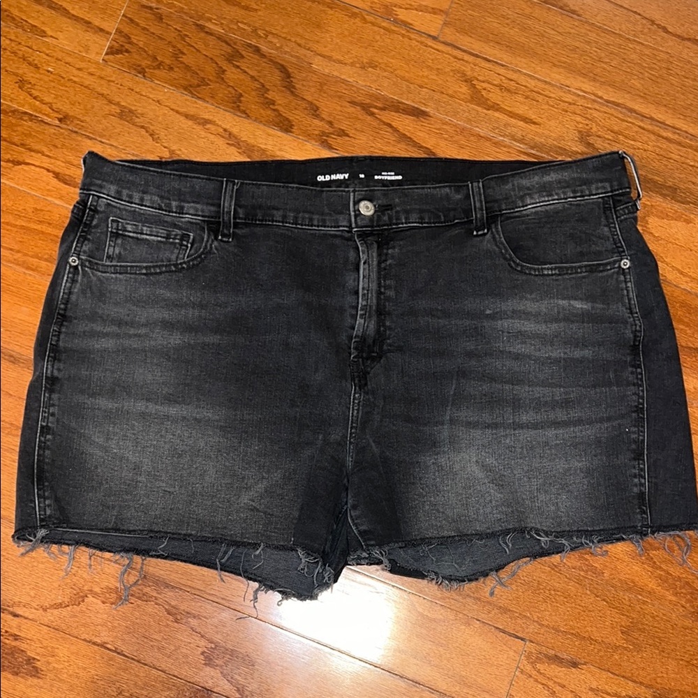 NEW w/o tags - Old Navy Mid Rise Boyfriend Shorts - Black distressed Size 18